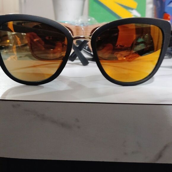 Stylish Gold and Black Sunglasses - Picture 3 of 5